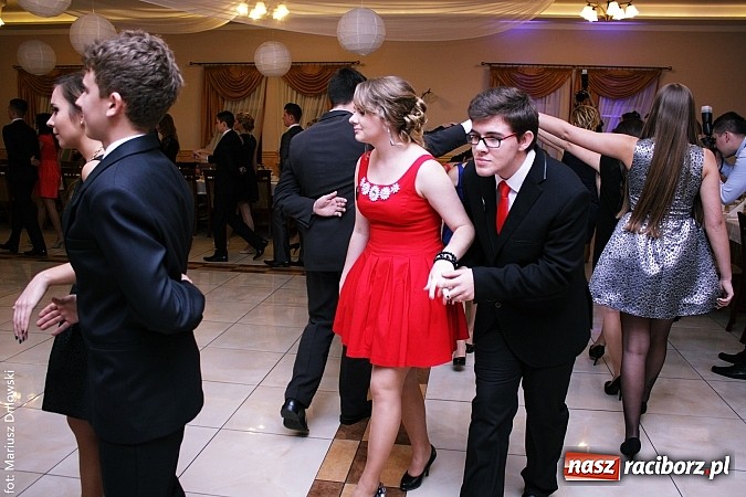 Zdjęcie w galerii na portalu naszraciborz.pl: Maturzyści z raciborskiej Budowlanki bawią się w Anielskim Młynie w Pogrzebieniu wiadomości z regionu