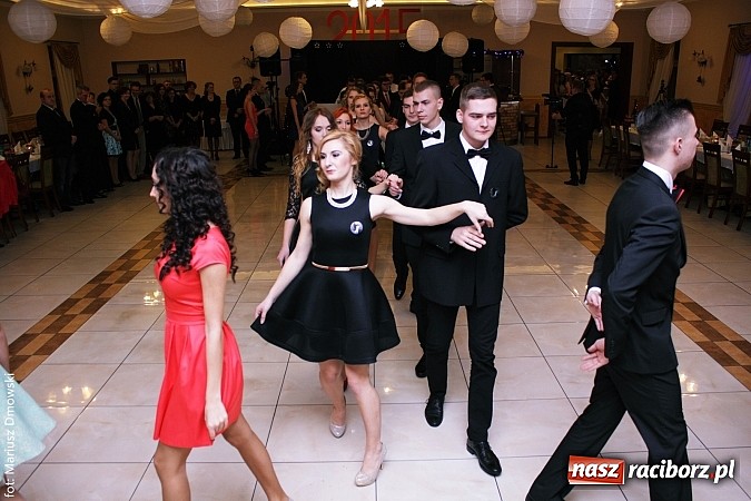 Zdjęcie w galerii na portalu naszraciborz.pl: Maturzyści z raciborskiej Budowlanki bawią się w Anielskim Młynie w Pogrzebieniu wiadomości z regionu