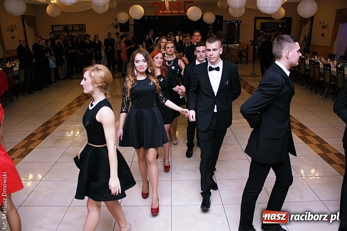 Zdjęcie w galerii na portalu naszraciborz.pl: Maturzyści z raciborskiej Budowlanki bawią się w Anielskim Młynie w Pogrzebieniu wiadomości z regionu