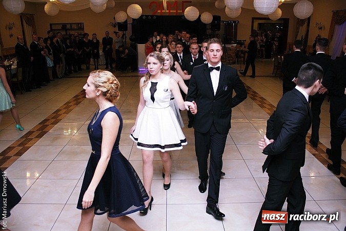 Zdjęcie w galerii na portalu naszraciborz.pl: Maturzyści z raciborskiej Budowlanki bawią się w Anielskim Młynie w Pogrzebieniu wiadomości z regionu