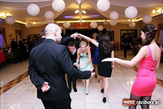 Zdjęcie w galerii na portalu naszraciborz.pl: Maturzyści z raciborskiej Budowlanki bawią się w Anielskim Młynie w Pogrzebieniu wiadomości z regionu