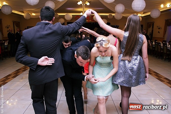 Zdjęcie w galerii na portalu naszraciborz.pl: Maturzyści z raciborskiej Budowlanki bawią się w Anielskim Młynie w Pogrzebieniu wiadomości z regionu