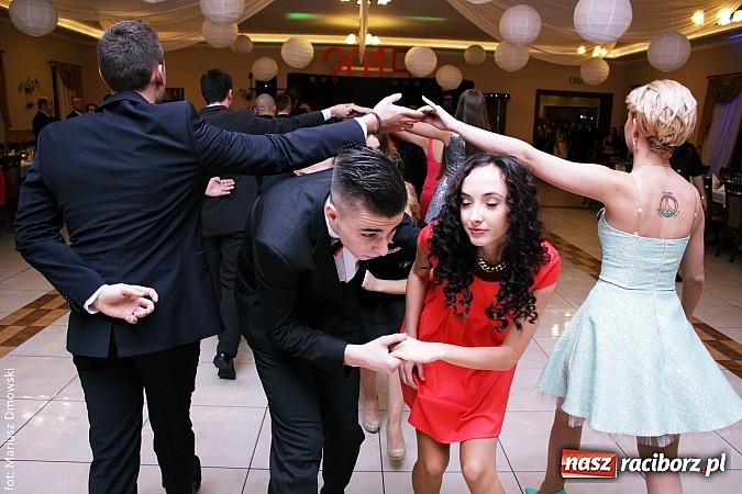 Zdjęcie w galerii na portalu naszraciborz.pl: Maturzyści z raciborskiej Budowlanki bawią się w Anielskim Młynie w Pogrzebieniu wiadomości z regionu