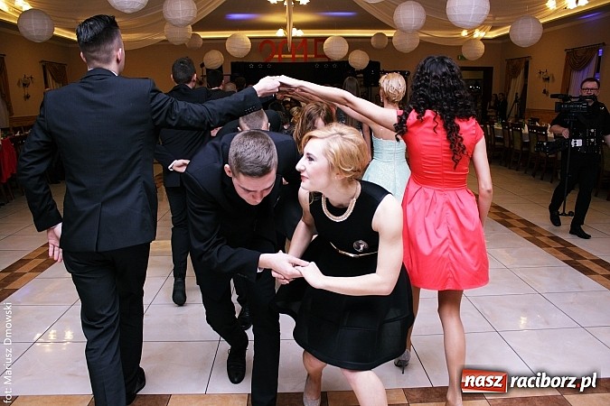 Zdjęcie w galerii na portalu naszraciborz.pl: Maturzyści z raciborskiej Budowlanki bawią się w Anielskim Młynie w Pogrzebieniu wiadomości z regionu