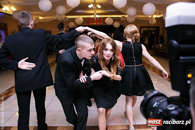 Zdjęcie w galerii na portalu naszraciborz.pl: Maturzyści z raciborskiej Budowlanki bawią się w Anielskim Młynie w Pogrzebieniu wiadomości z regionu