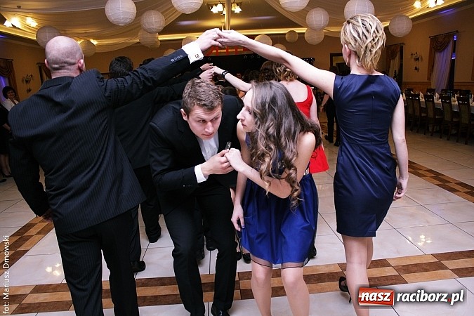 Zdjęcie w galerii na portalu naszraciborz.pl: Maturzyści z raciborskiej Budowlanki bawią się w Anielskim Młynie w Pogrzebieniu wiadomości z regionu