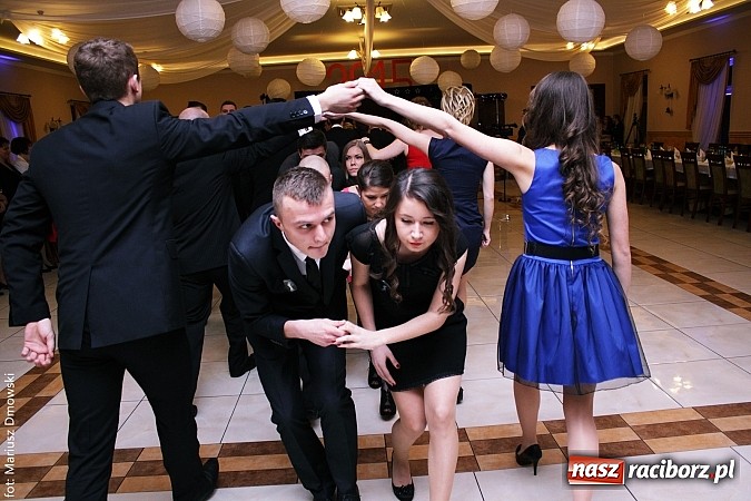 Zdjęcie w galerii na portalu naszraciborz.pl: Maturzyści z raciborskiej Budowlanki bawią się w Anielskim Młynie w Pogrzebieniu wiadomości z regionu