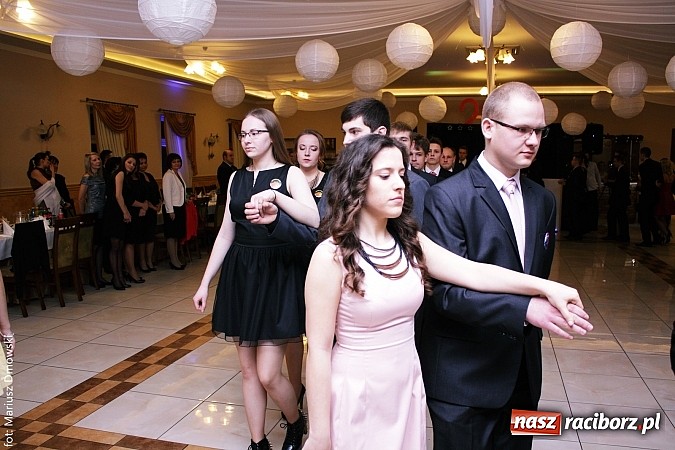 Zdjęcie w galerii na portalu naszraciborz.pl: Maturzyści z raciborskiej Budowlanki bawią się w Anielskim Młynie w Pogrzebieniu wiadomości z regionu