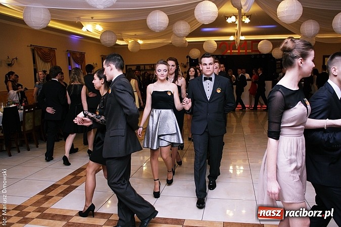 Zdjęcie w galerii na portalu naszraciborz.pl: Maturzyści z raciborskiej Budowlanki bawią się w Anielskim Młynie w Pogrzebieniu wiadomości z regionu