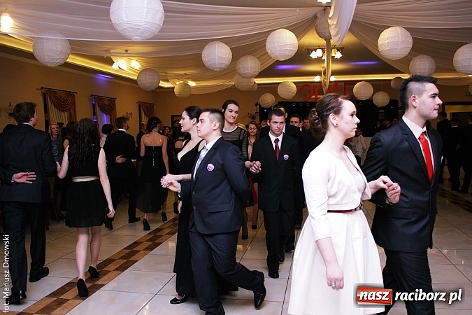 Zdjęcie w galerii na portalu naszraciborz.pl: Maturzyści z raciborskiej Budowlanki bawią się w Anielskim Młynie w Pogrzebieniu wiadomości z regionu