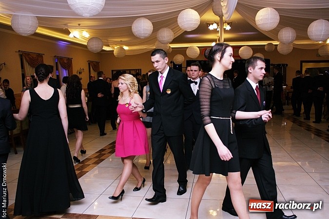 Zdjęcie w galerii na portalu naszraciborz.pl: Maturzyści z raciborskiej Budowlanki bawią się w Anielskim Młynie w Pogrzebieniu wiadomości z regionu