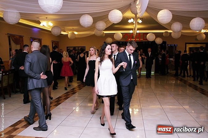 Zdjęcie w galerii na portalu naszraciborz.pl: Maturzyści z raciborskiej Budowlanki bawią się w Anielskim Młynie w Pogrzebieniu wiadomości z regionu