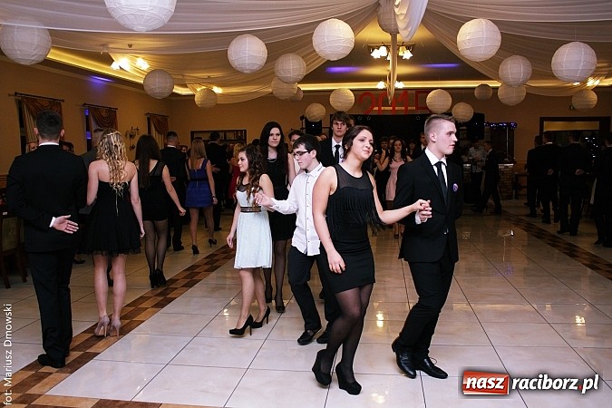 Zdjęcie w galerii na portalu naszraciborz.pl: Maturzyści z raciborskiej Budowlanki bawią się w Anielskim Młynie w Pogrzebieniu wiadomości z regionu