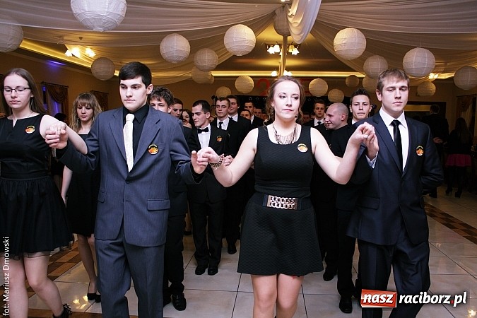 Zdjęcie w galerii na portalu naszraciborz.pl: Maturzyści z raciborskiej Budowlanki bawią się w Anielskim Młynie w Pogrzebieniu wiadomości z regionu