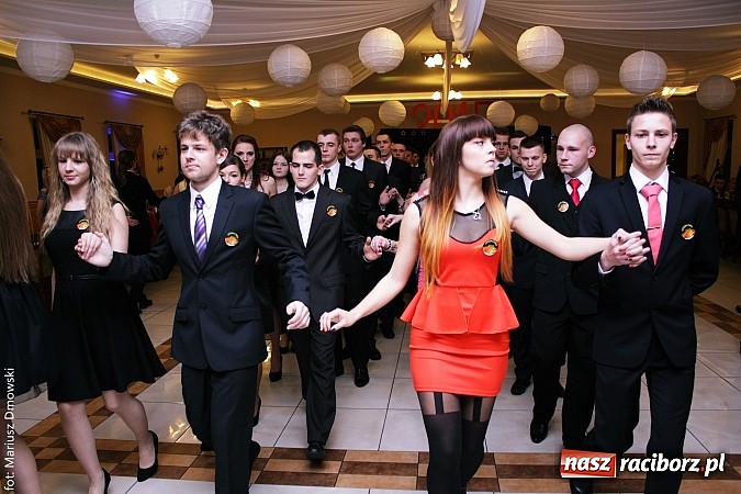 Zdjęcie w galerii na portalu naszraciborz.pl: Maturzyści z raciborskiej Budowlanki bawią się w Anielskim Młynie w Pogrzebieniu wiadomości z regionu