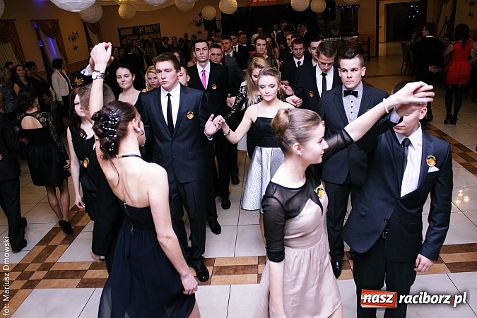 Zdjęcie w galerii na portalu naszraciborz.pl: Maturzyści z raciborskiej Budowlanki bawią się w Anielskim Młynie w Pogrzebieniu wiadomości z regionu