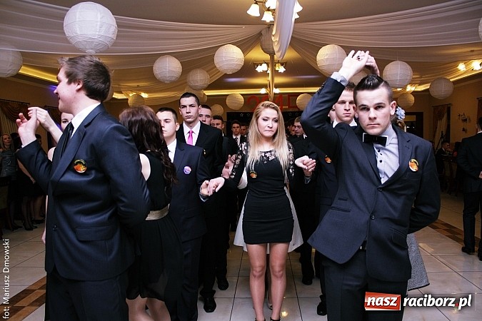 Zdjęcie w galerii na portalu naszraciborz.pl: Maturzyści z raciborskiej Budowlanki bawią się w Anielskim Młynie w Pogrzebieniu wiadomości z regionu