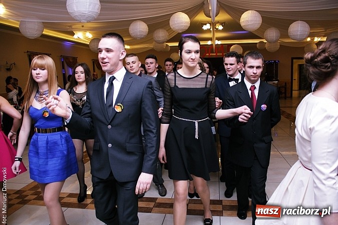 Zdjęcie w galerii na portalu naszraciborz.pl: Maturzyści z raciborskiej Budowlanki bawią się w Anielskim Młynie w Pogrzebieniu wiadomości z regionu