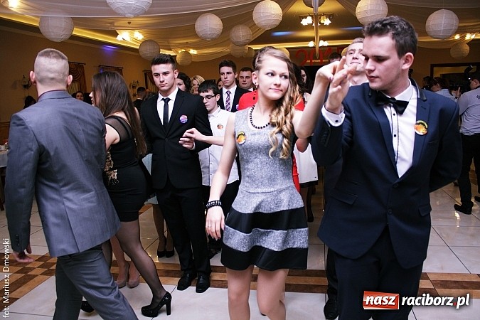 Zdjęcie w galerii na portalu naszraciborz.pl: Maturzyści z raciborskiej Budowlanki bawią się w Anielskim Młynie w Pogrzebieniu wiadomości z regionu