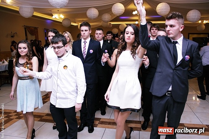 Zdjęcie w galerii na portalu naszraciborz.pl: Maturzyści z raciborskiej Budowlanki bawią się w Anielskim Młynie w Pogrzebieniu wiadomości z regionu