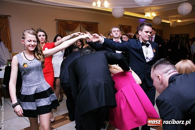 Zdjęcie w galerii na portalu naszraciborz.pl: Maturzyści z raciborskiej Budowlanki bawią się w Anielskim Młynie w Pogrzebieniu wiadomości z regionu