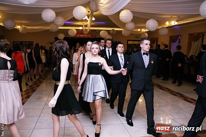 Zdjęcie w galerii na portalu naszraciborz.pl: Maturzyści z raciborskiej Budowlanki bawią się w Anielskim Młynie w Pogrzebieniu wiadomości z regionu