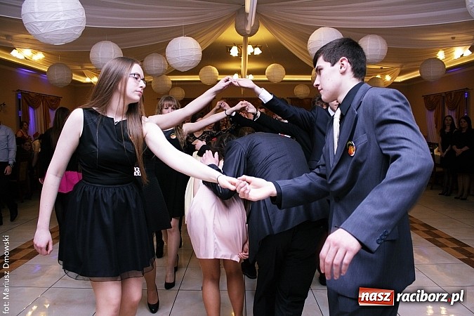 Zdjęcie w galerii na portalu naszraciborz.pl: Maturzyści z raciborskiej Budowlanki bawią się w Anielskim Młynie w Pogrzebieniu wiadomości z regionu