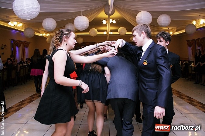 Zdjęcie w galerii na portalu naszraciborz.pl: Maturzyści z raciborskiej Budowlanki bawią się w Anielskim Młynie w Pogrzebieniu wiadomości z regionu