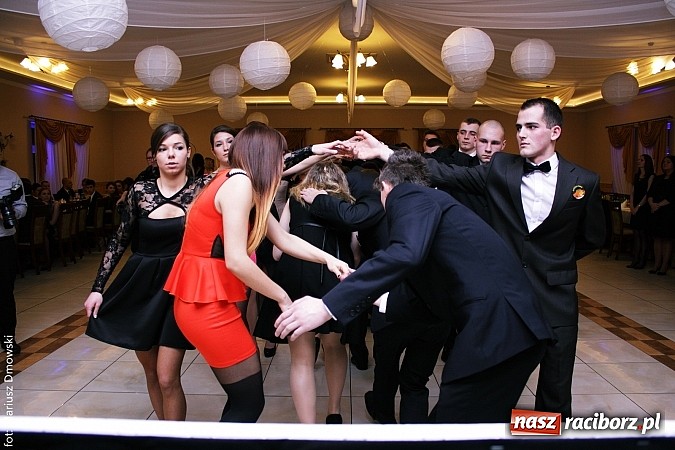 Zdjęcie w galerii na portalu naszraciborz.pl: Maturzyści z raciborskiej Budowlanki bawią się w Anielskim Młynie w Pogrzebieniu wiadomości z regionu