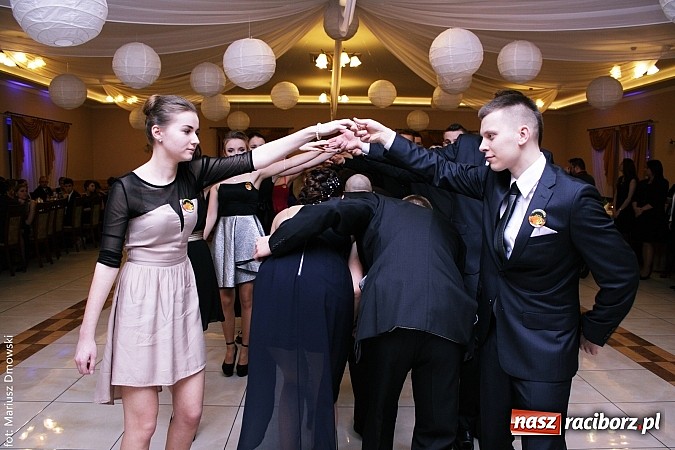 Zdjęcie w galerii na portalu naszraciborz.pl: Maturzyści z raciborskiej Budowlanki bawią się w Anielskim Młynie w Pogrzebieniu wiadomości z regionu