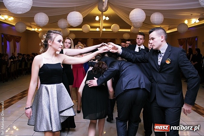 Zdjęcie w galerii na portalu naszraciborz.pl: Maturzyści z raciborskiej Budowlanki bawią się w Anielskim Młynie w Pogrzebieniu wiadomości z regionu