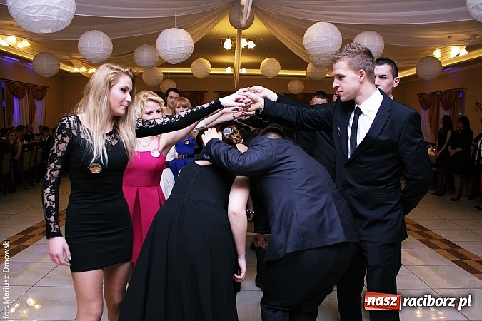 Zdjęcie w galerii na portalu naszraciborz.pl: Maturzyści z raciborskiej Budowlanki bawią się w Anielskim Młynie w Pogrzebieniu wiadomości z regionu