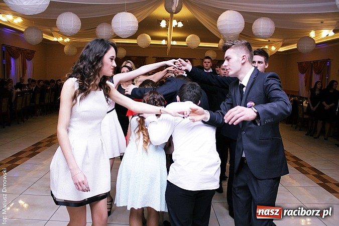 Zdjęcie w galerii na portalu naszraciborz.pl: Maturzyści z raciborskiej Budowlanki bawią się w Anielskim Młynie w Pogrzebieniu wiadomości z regionu