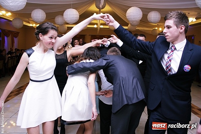 Zdjęcie w galerii na portalu naszraciborz.pl: Maturzyści z raciborskiej Budowlanki bawią się w Anielskim Młynie w Pogrzebieniu wiadomości z regionu