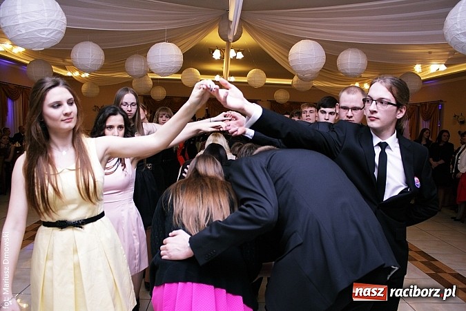 Zdjęcie w galerii na portalu naszraciborz.pl: Maturzyści z raciborskiej Budowlanki bawią się w Anielskim Młynie w Pogrzebieniu wiadomości z regionu