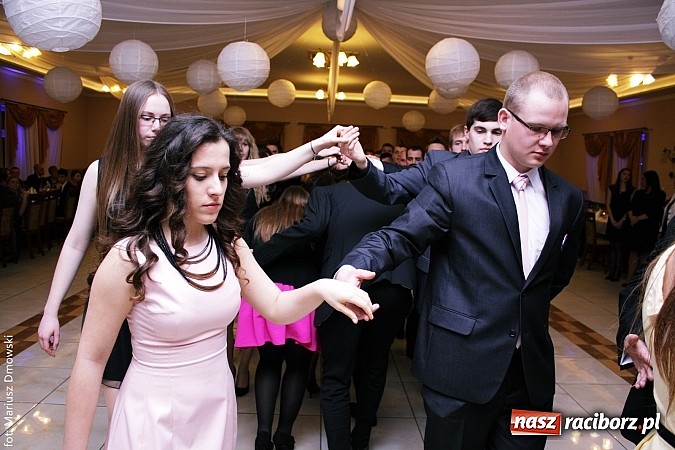 Zdjęcie w galerii na portalu naszraciborz.pl: Maturzyści z raciborskiej Budowlanki bawią się w Anielskim Młynie w Pogrzebieniu wiadomości z regionu