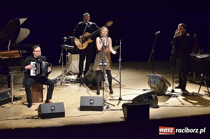 Zdjęcie w galerii na portalu naszraciborz.pl: Magiczna Anna Maria Jopek wystąpiła w RCK wiadomości z regionu