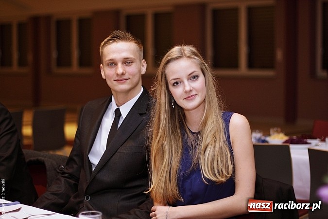 Zdjęcie w galerii na portalu naszraciborz.pl: II LO bawi się na studniówce w Zakrzowie wiadomości z regionu