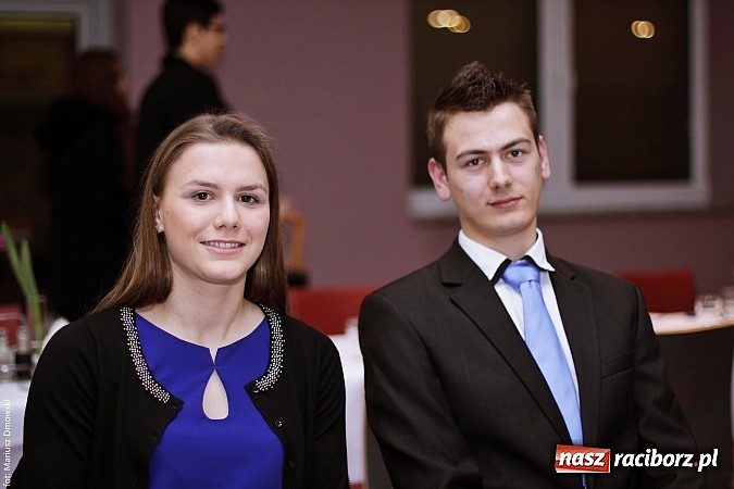 Zdjęcie w galerii na portalu naszraciborz.pl: II LO bawi się na studniówce w Zakrzowie wiadomości z regionu