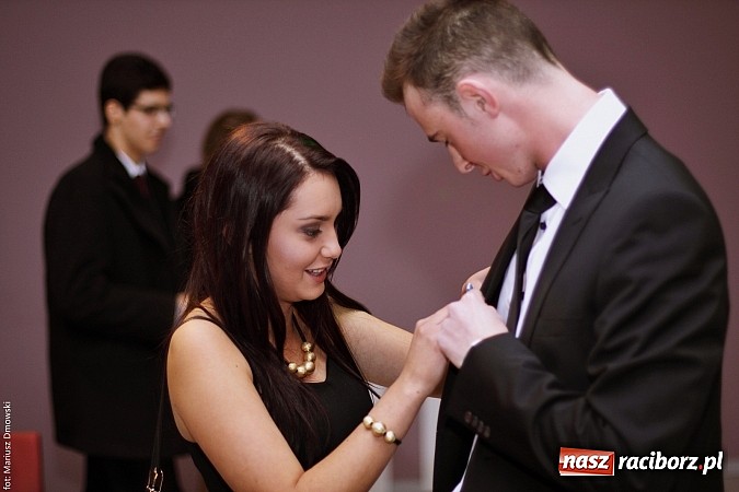 Zdjęcie w galerii na portalu naszraciborz.pl: II LO bawi się na studniówce w Zakrzowie wiadomości z regionu