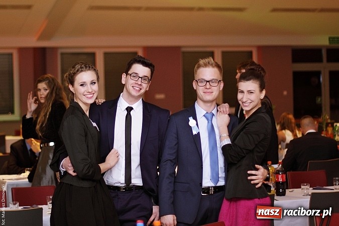 Zdjęcie w galerii na portalu naszraciborz.pl: II LO bawi się na studniówce w Zakrzowie wiadomości z regionu