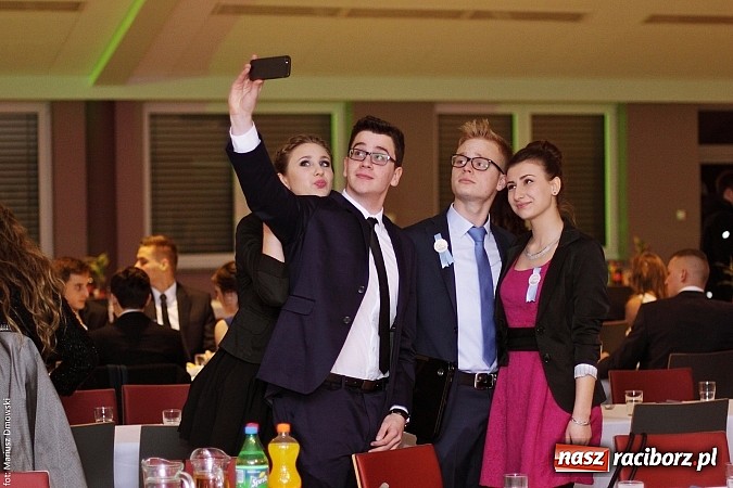 Zdjęcie w galerii na portalu naszraciborz.pl: II LO bawi się na studniówce w Zakrzowie wiadomości z regionu