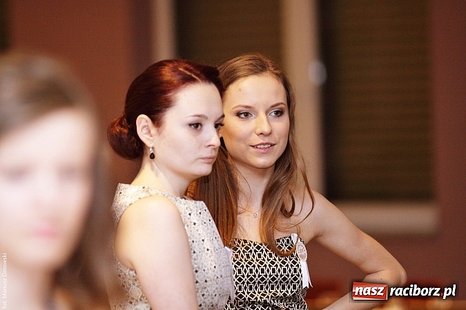 Zdjęcie w galerii na portalu naszraciborz.pl: II LO bawi się na studniówce w Zakrzowie wiadomości z regionu