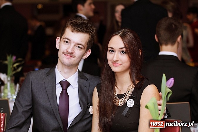 Zdjęcie w galerii na portalu naszraciborz.pl: II LO bawi się na studniówce w Zakrzowie wiadomości z regionu