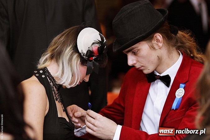 Zdjęcie w galerii na portalu naszraciborz.pl: II LO bawi się na studniówce w Zakrzowie wiadomości z regionu