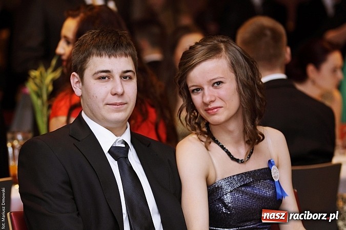 Zdjęcie w galerii na portalu naszraciborz.pl: II LO bawi się na studniówce w Zakrzowie wiadomości z regionu