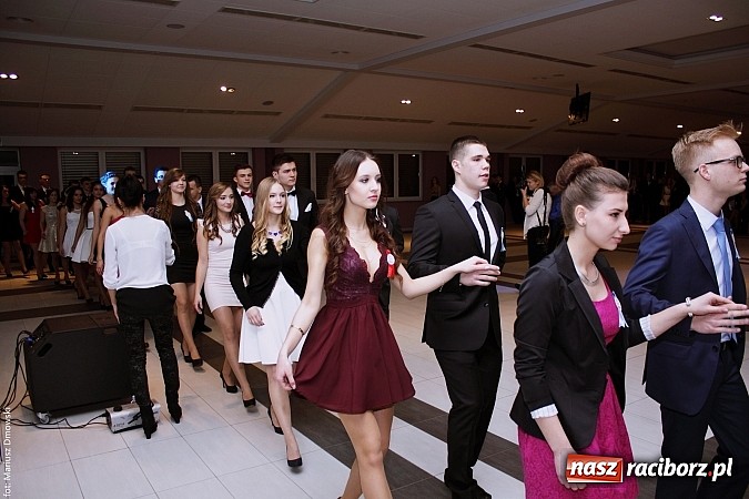 Zdjęcie w galerii na portalu naszraciborz.pl: II LO bawi się na studniówce w Zakrzowie wiadomości z regionu