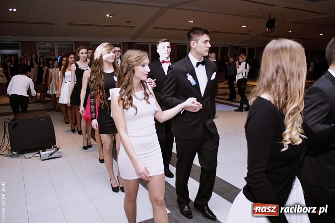 Zdjęcie w galerii na portalu naszraciborz.pl: II LO bawi się na studniówce w Zakrzowie wiadomości z regionu