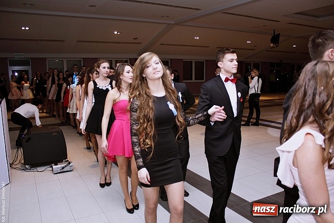 Zdjęcie w galerii na portalu naszraciborz.pl: II LO bawi się na studniówce w Zakrzowie wiadomości z regionu