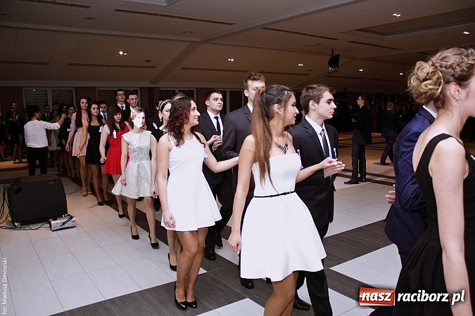 Zdjęcie w galerii na portalu naszraciborz.pl: II LO bawi się na studniówce w Zakrzowie wiadomości z regionu